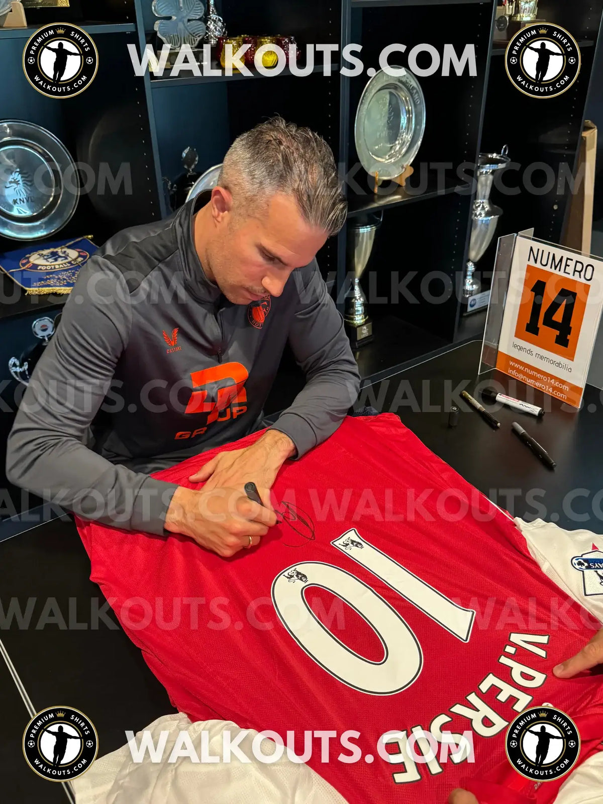 Signing proof photo for Robin van Persie (Arsenal F.C.) — 2011-2012 • #24RVP20010510