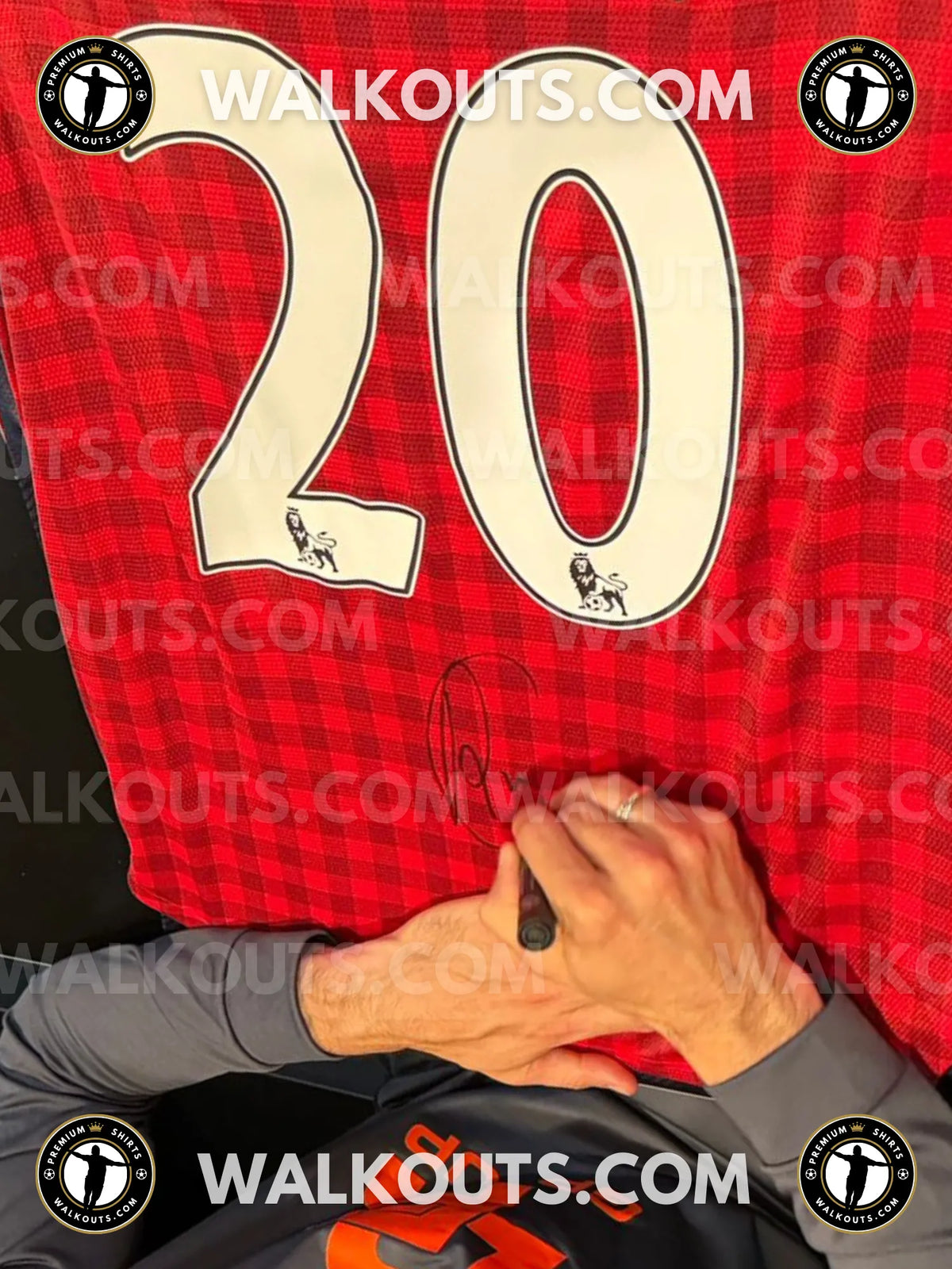 Signature close-up (signing proof) for Robin van Persie (Manchester United F.C.) — 2012-2013 • #24RVP20010620