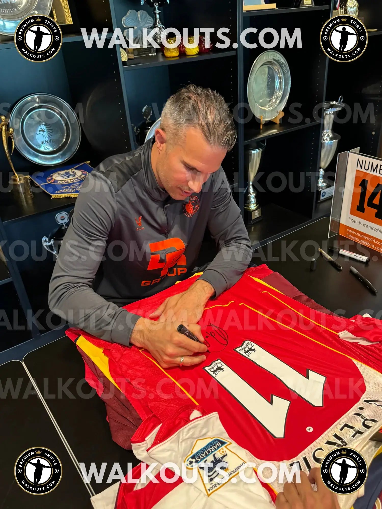 Signed Robin van Persie Arsenal 2004-05 Debut | Beckett Grade 9 — Signing proof 24RVP20010311