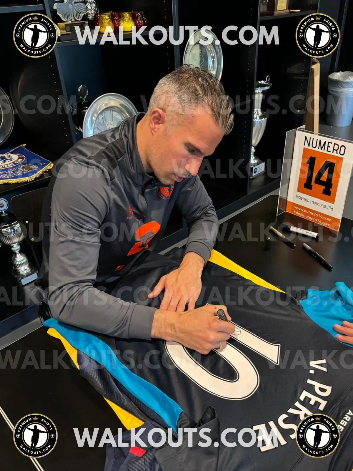 Signing proof photo for Robin van Persie (Arsenal F.C.) — 2010-2011 • #24RVP20010410