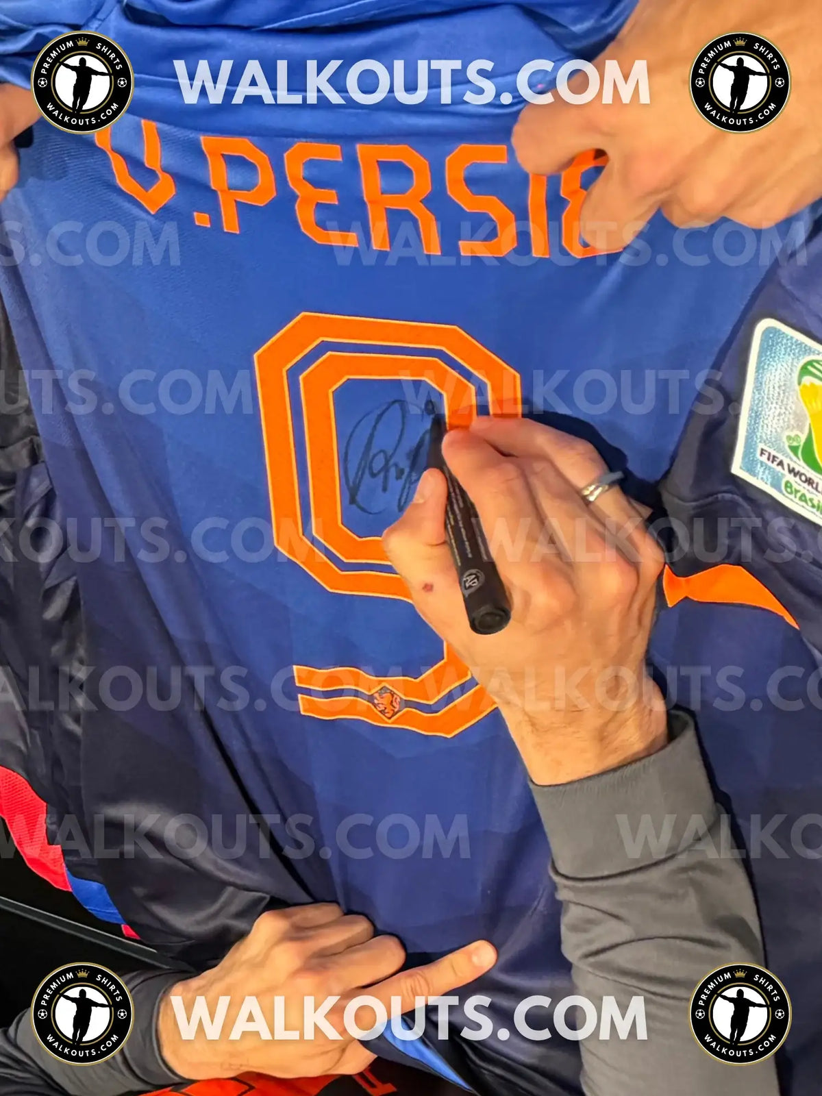 Signature close-up (signing proof) for Robin van Persie • #24RVP20010709