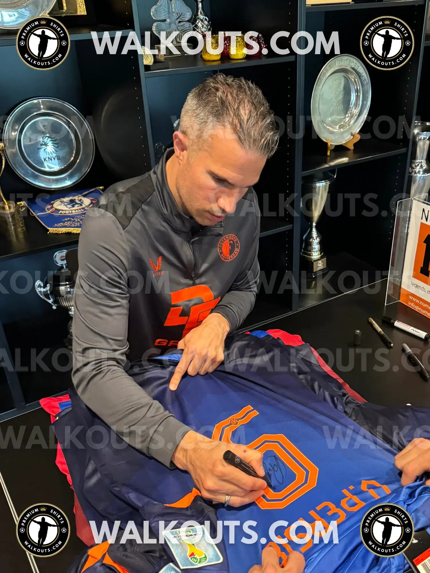 Signed Robin van Persie Holland 2014 Flying Header | Beckett 10 — Signing proof 24RVP20010709