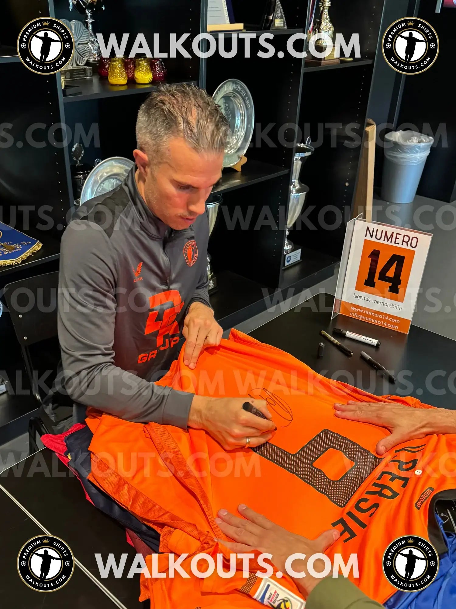Signed Robin van Persie Holland 2010 World Cup Final | Beckett 9 — Signing proof 24RVP20010809