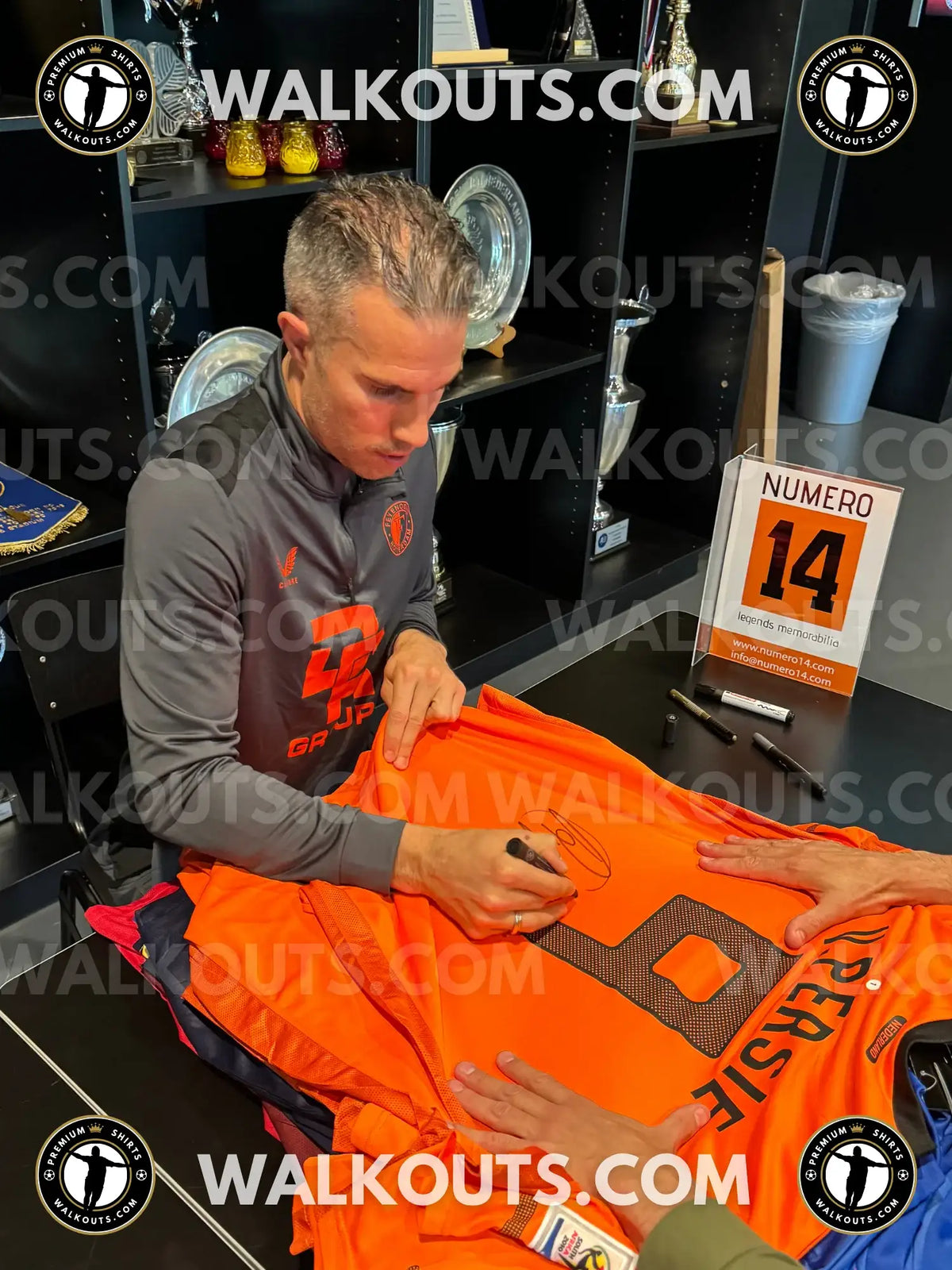 Signing proof photo for Robin van Persie • #24RVP20010809