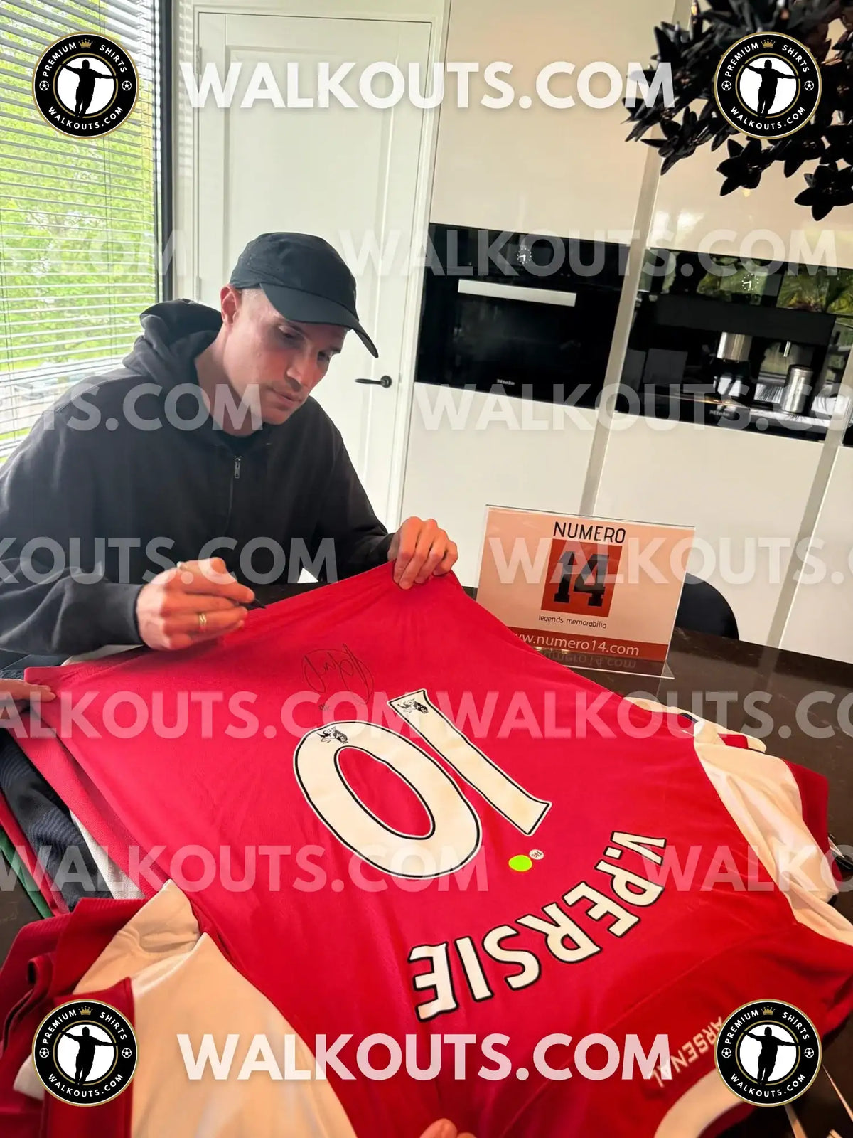 Signing proof photo for Robin van Persie (Arsenal F.C.) - 2010-2011 • #26RVP20035610