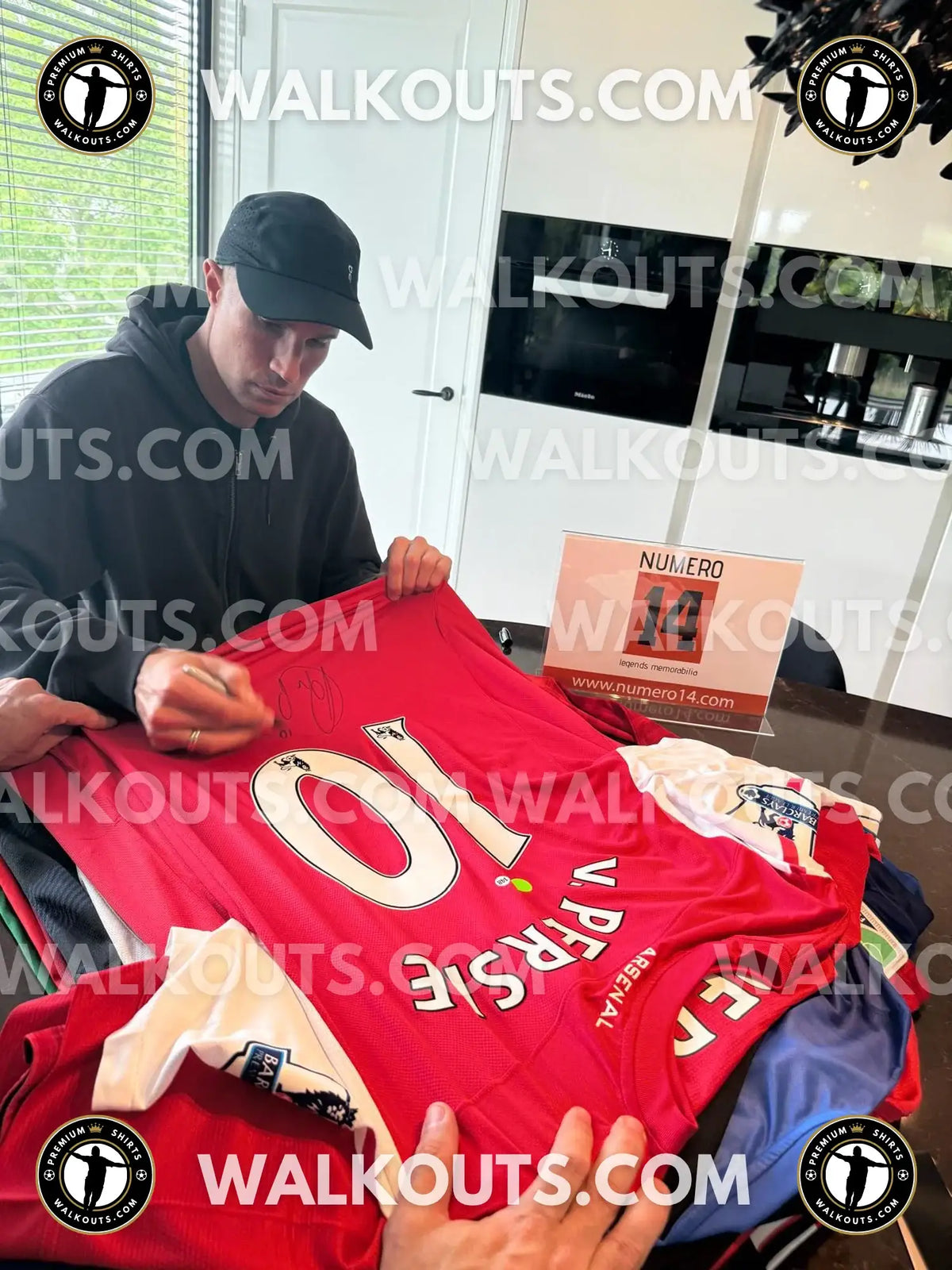 Signing proof photo for Robin van Persie (Arsenal F.C.) - 2011-2012 • #26RVP20035710