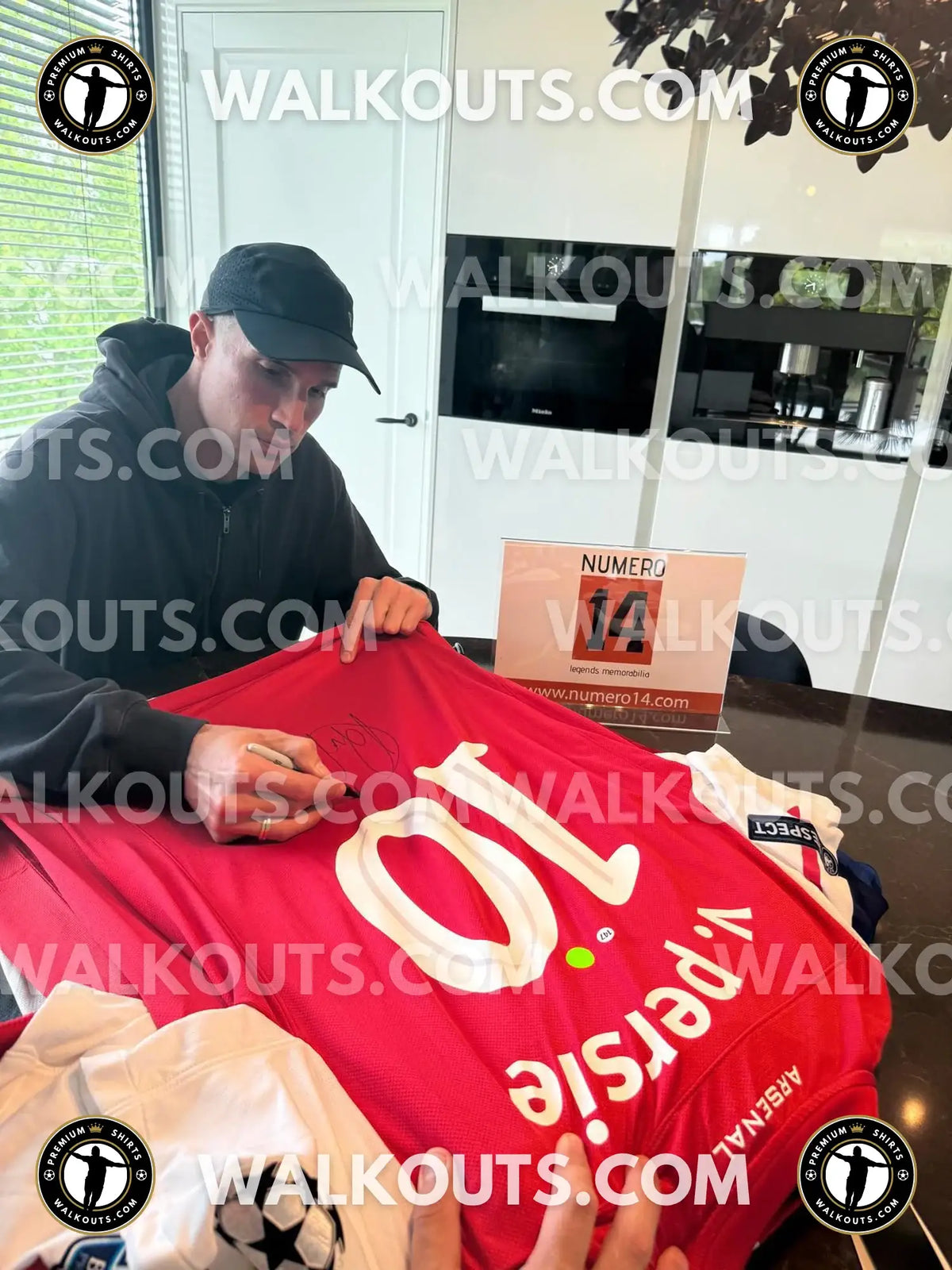Signing proof photo for Robin van Persie (Arsenal F.C.) - 2011-2012 • #26RVP20035810