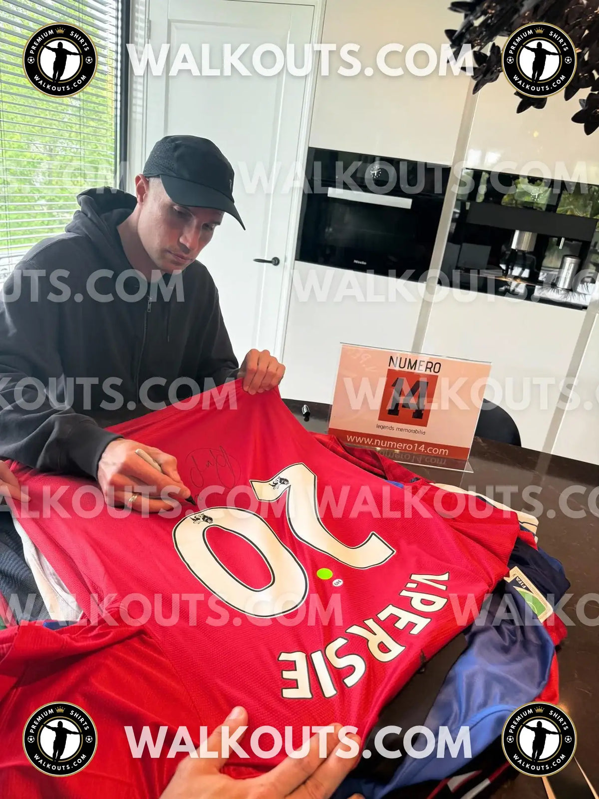 Signing proof photo for Robin van Persie (Manchester United F.C.) - 2014-2015 • #26RVP20035920