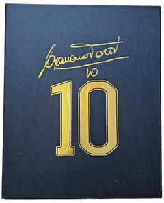 Signature of Francesco Totti above the number 10 in gold on a dark background.
