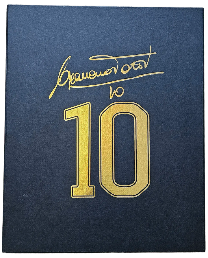 Signature of Francesco Totti above the number 10 in gold on a dark background.