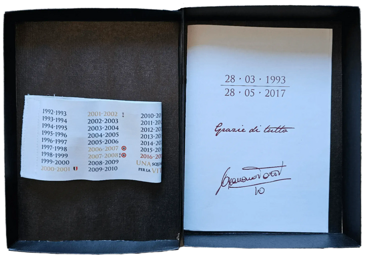 Interior detail featuring career dates, a message reading 'Grazie di tutta', and a signature from Totti.