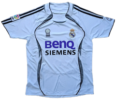 Front view of Real Madrid 2006-2007 home soccer jersey featuring Benq Siemens logo and crest.