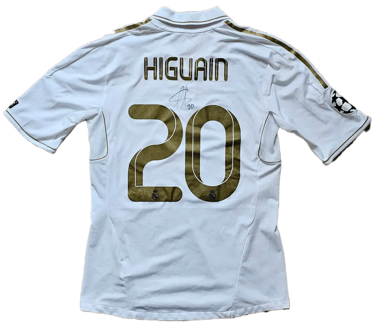 Back view featuring HIGUAIN and No. 20 with a visible signature.