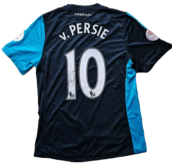 Back view showing V. Persie, No. 10, and signature on an Arsenal soccer jersey.