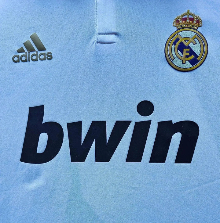 Crest of Real Madrid CF with crown and Bayern logo; adidas wordmark and bwin sponsor visible.