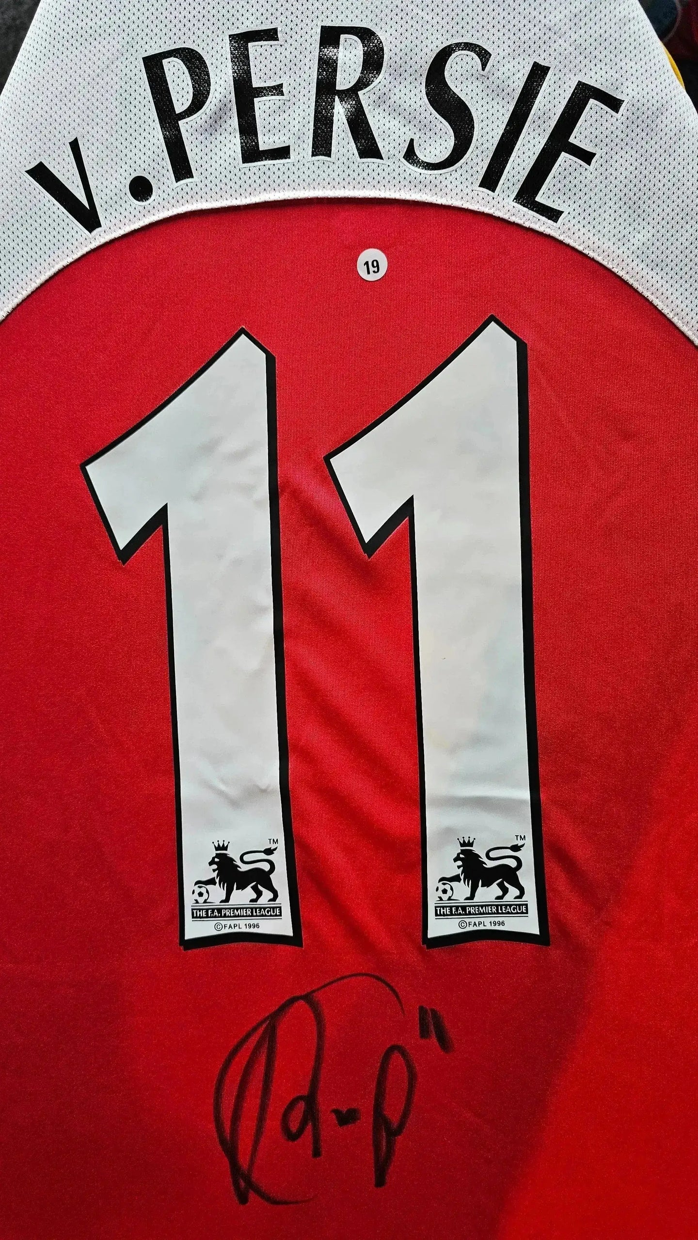 Back view featuring No. 11, v. Persie, and signature detail on a red Arsenal football shirt.
