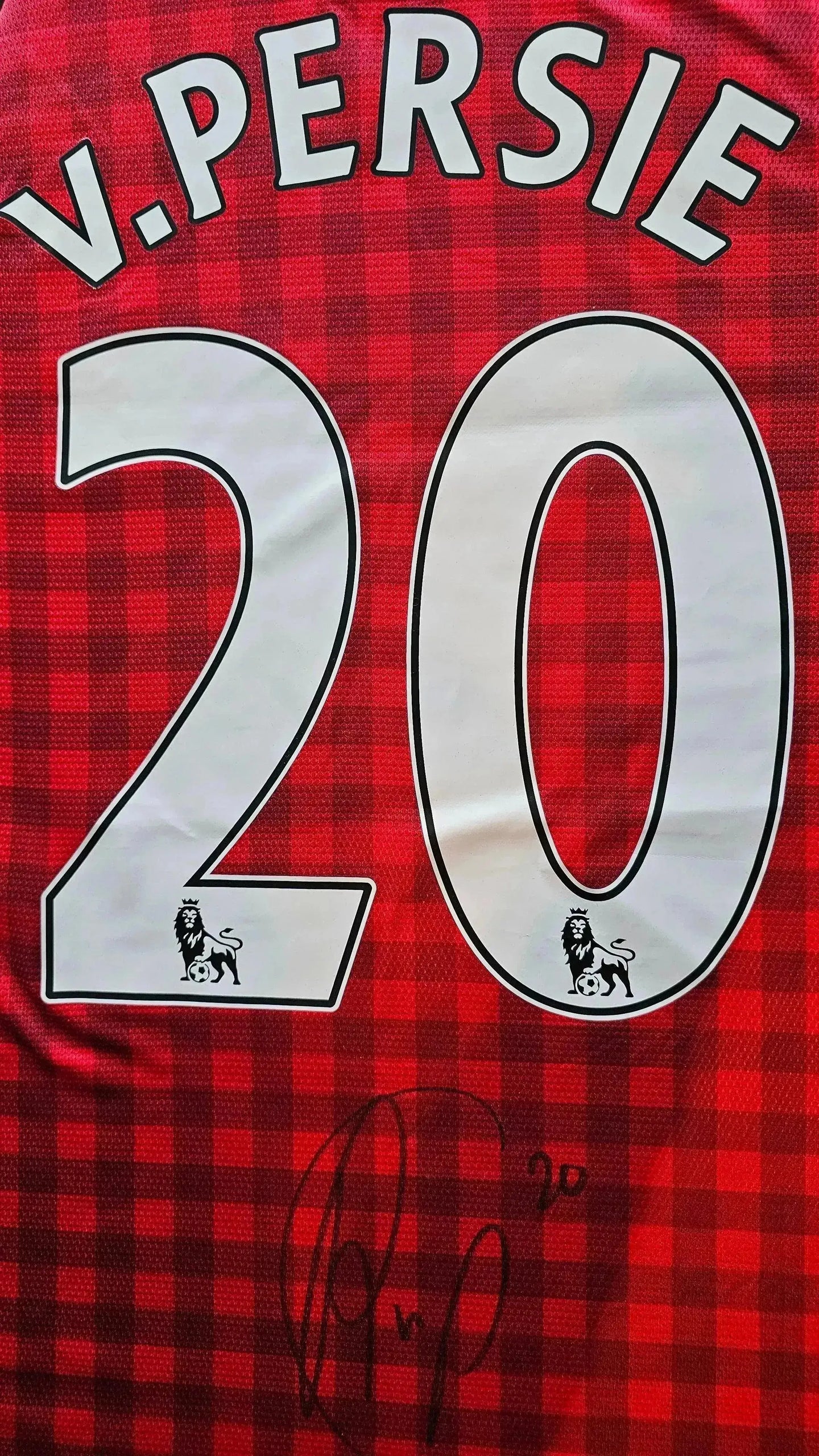 Back view showing No. 20, name 'V.PERSIE', and signature detail on a red checkered football shirt.