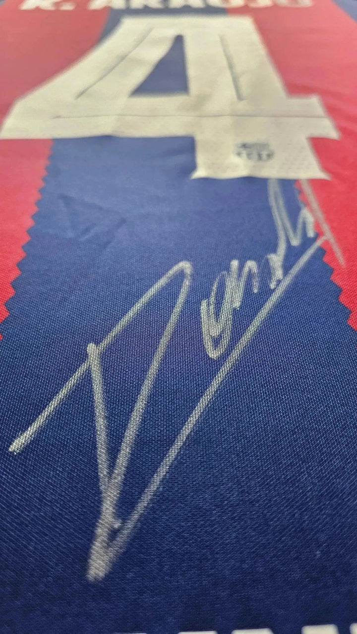 Close-up of No. 4 with Ronald Araújo&