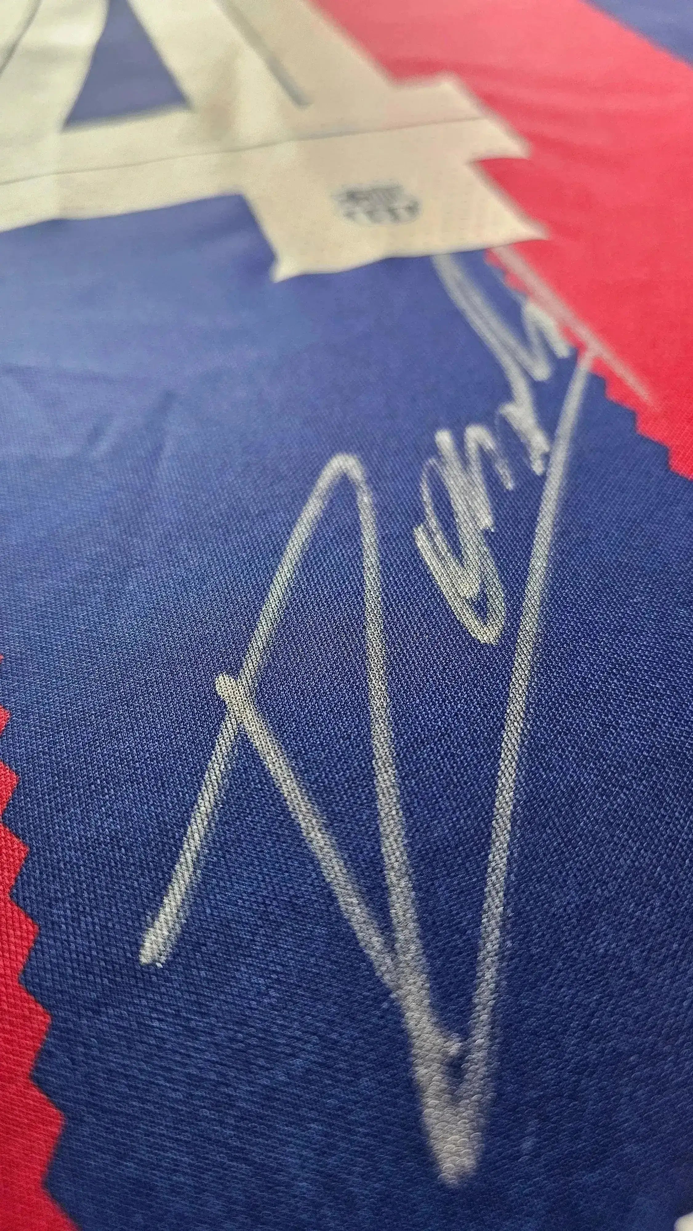 Signed Ronald Araújo Barcelona 2023-24 | Beckett Grade 9 — Signing proof