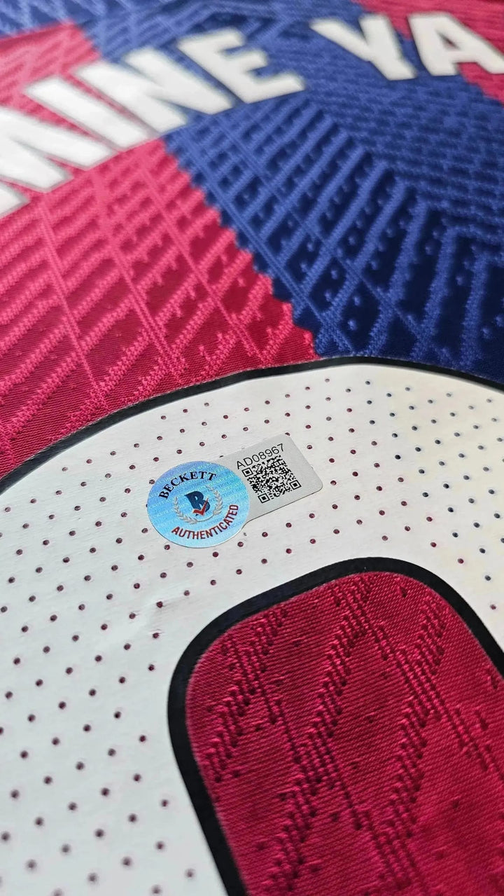 Beckett Authenticated hologram sticker AD08967 on the white 2 of the Lamine Yamal FC Barcelona No. 27 shirt, 2023-24.