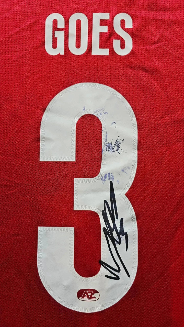 Back view displaying number 3, surname GOES, and a visible signature.