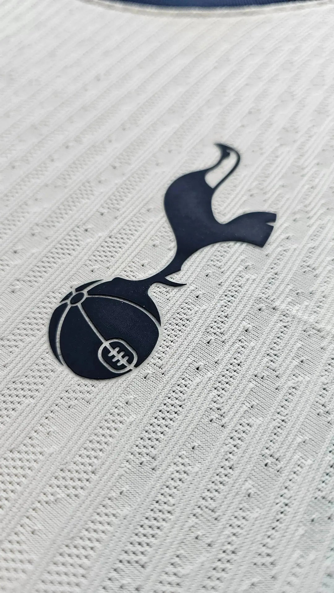 Crest detail featuring the Tottenham Hotspur emblem in navy on a white background.