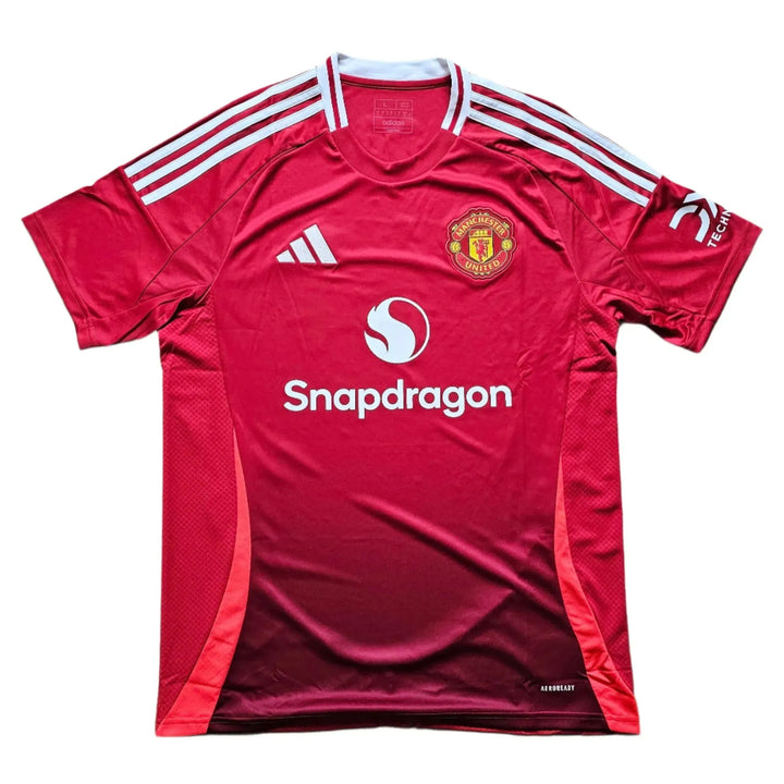 Front view of Leny Yoro 15 Manchester United signed football shirt with sponsor Snapdragon and crest.