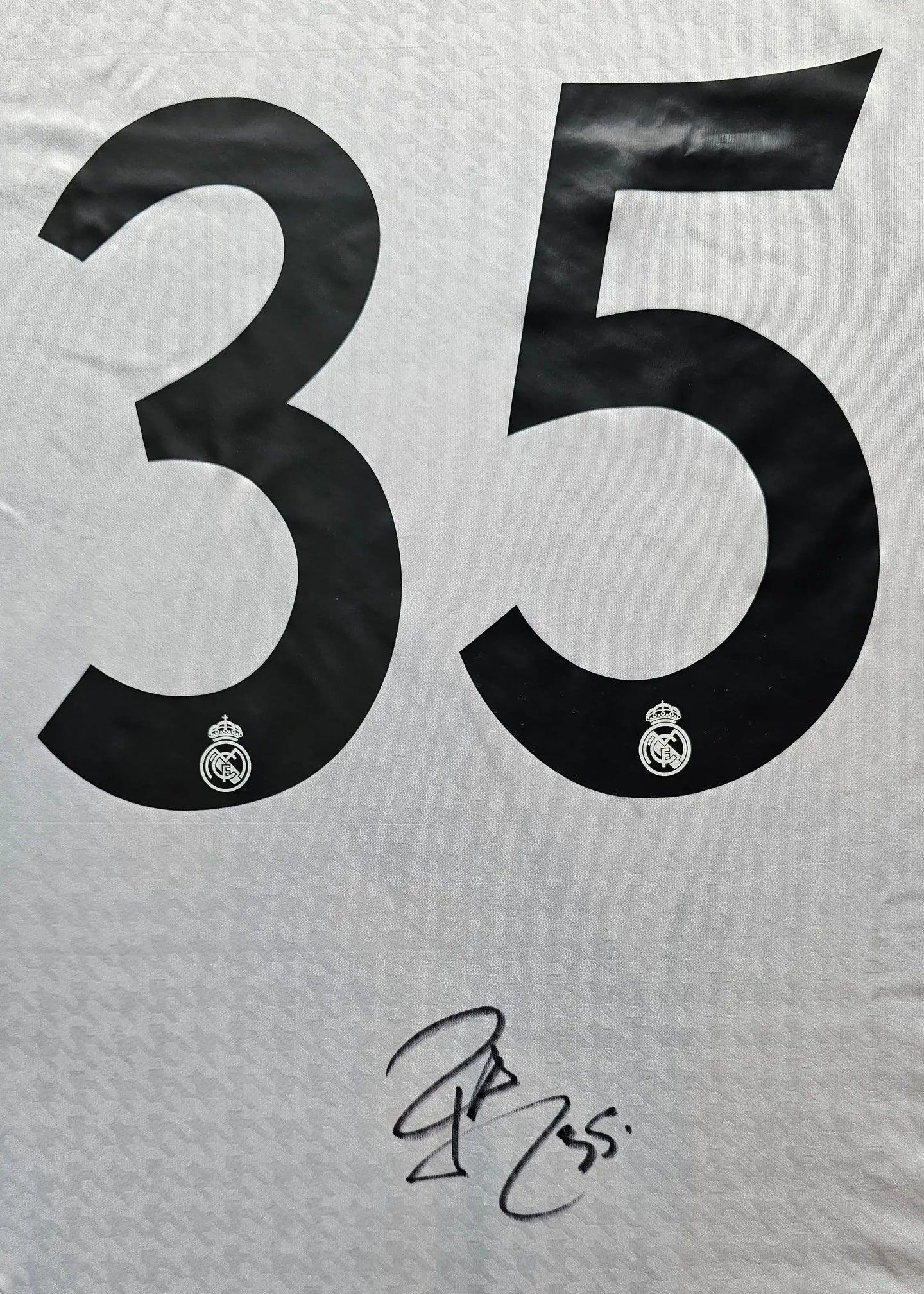 Back view featuring No. 35, Real Madrid crest, and Raúl Asencio's signature.