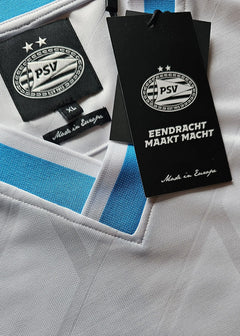 Crest detail showing PSV logo with two stars and the tag reading 'EENDRACHT MAKT MACHT'.