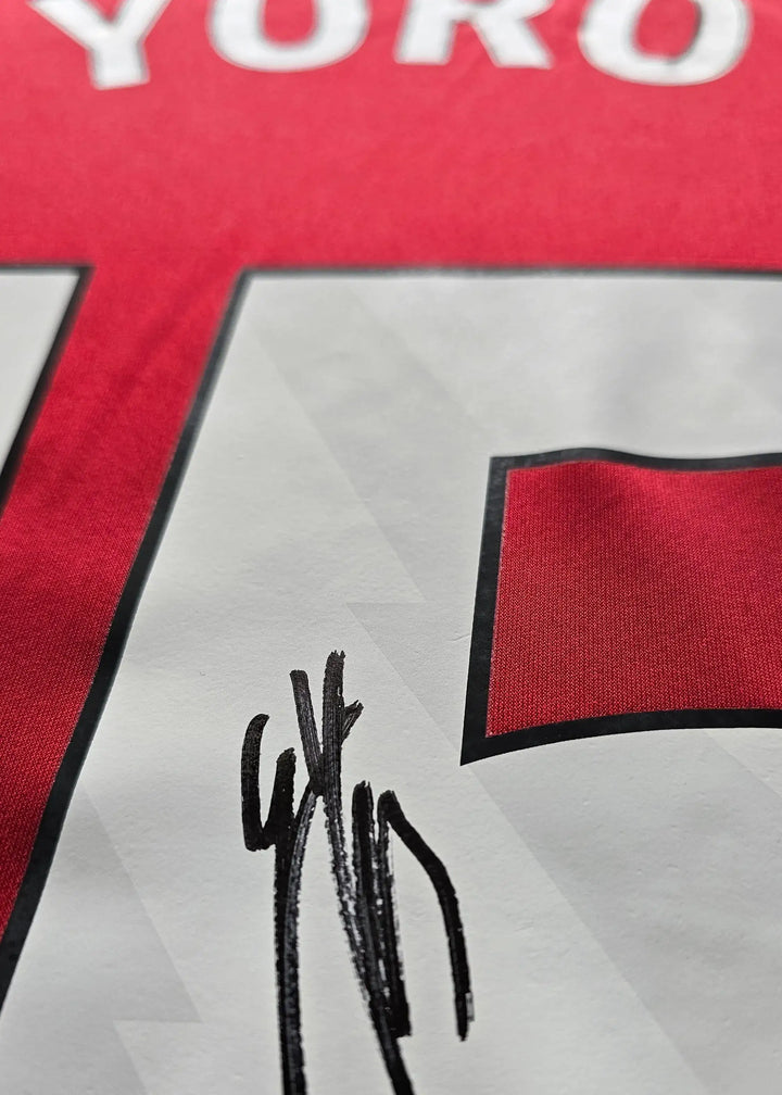 Close-up of the signature on the back of the Leny Yoro No. 15 Manchester United football shirt.
