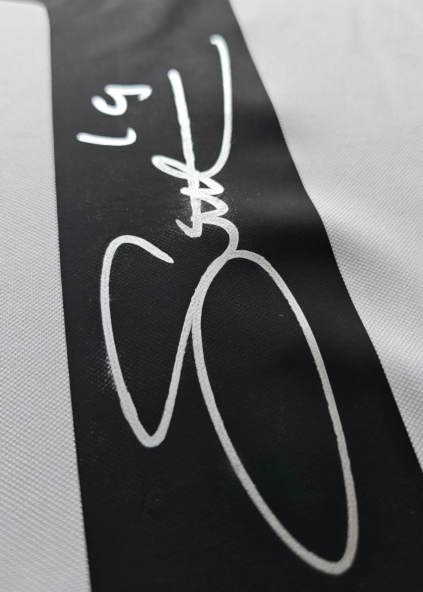 Close-up of the signature detail on the Guti 14 Real Madrid signed football shirt.