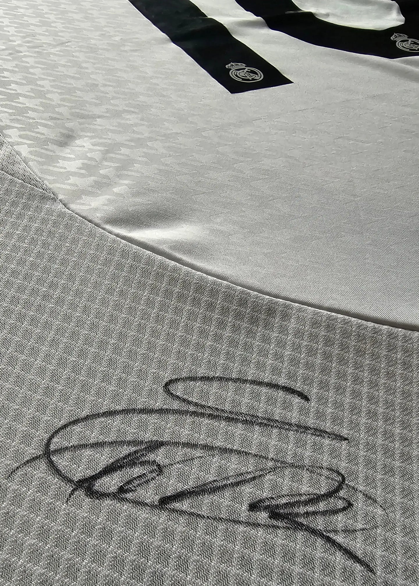 Signature detail of Endrick on the No. 16 Real Madrid football shirt.