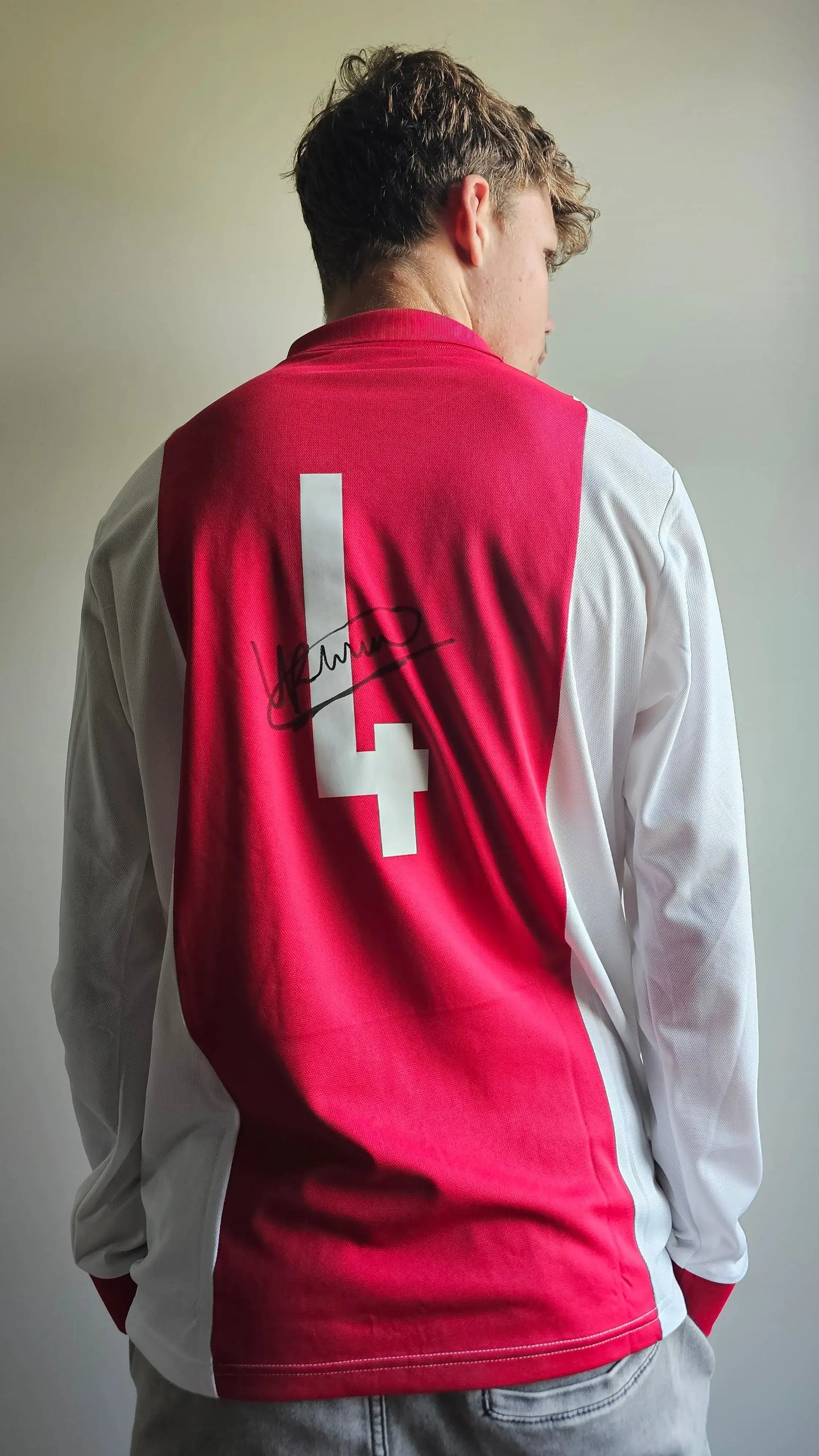Back view with No. 4 and signature of Ronald Koeman on red and white football shirt.