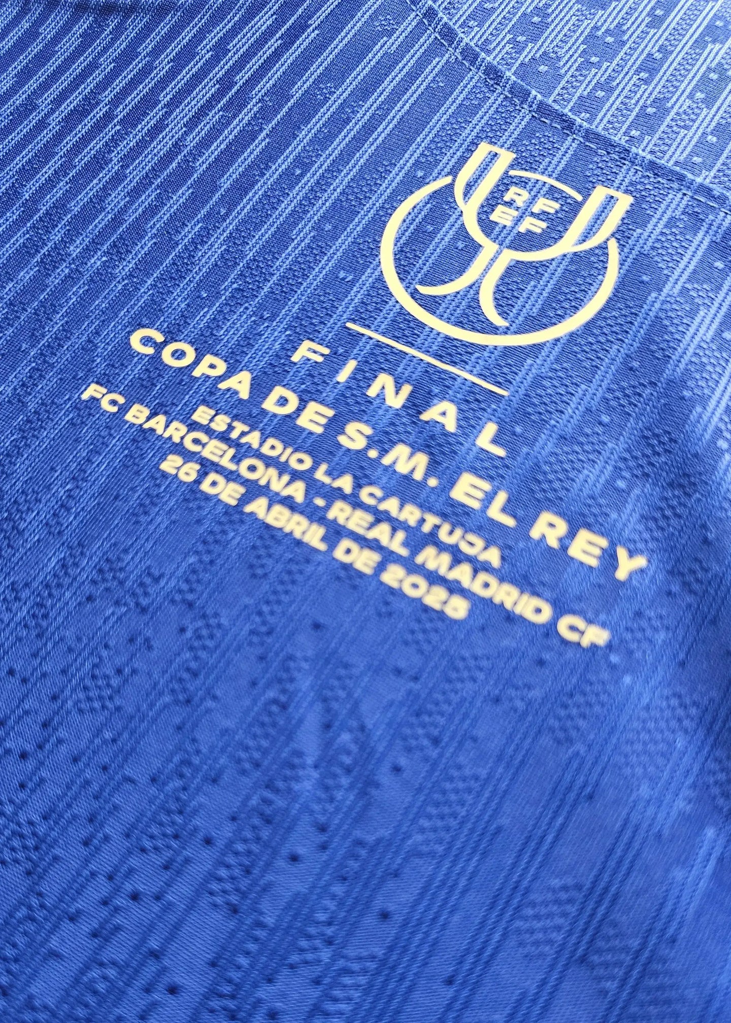 Crest detail featuring 'FINAL COPA DE S.M. EL REY' and 'FC BARCELONA - REAL MADRID CF'.