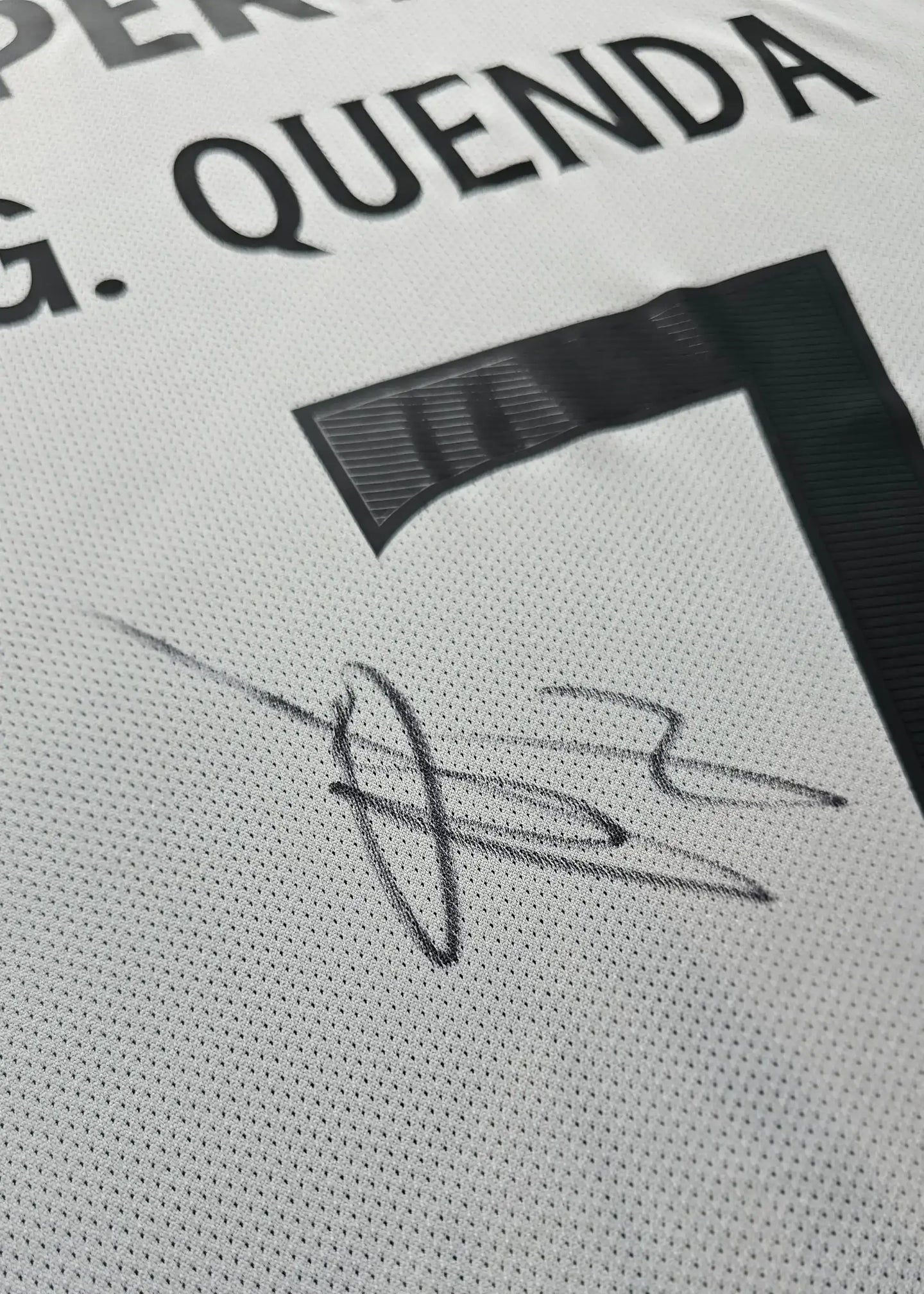 White football shirt featuring Geovany Quenda's signature and the number 7.
