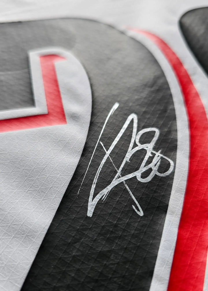 Close-up of the signature on the Tygo Land 28 PSV signed match-worn shirt.
