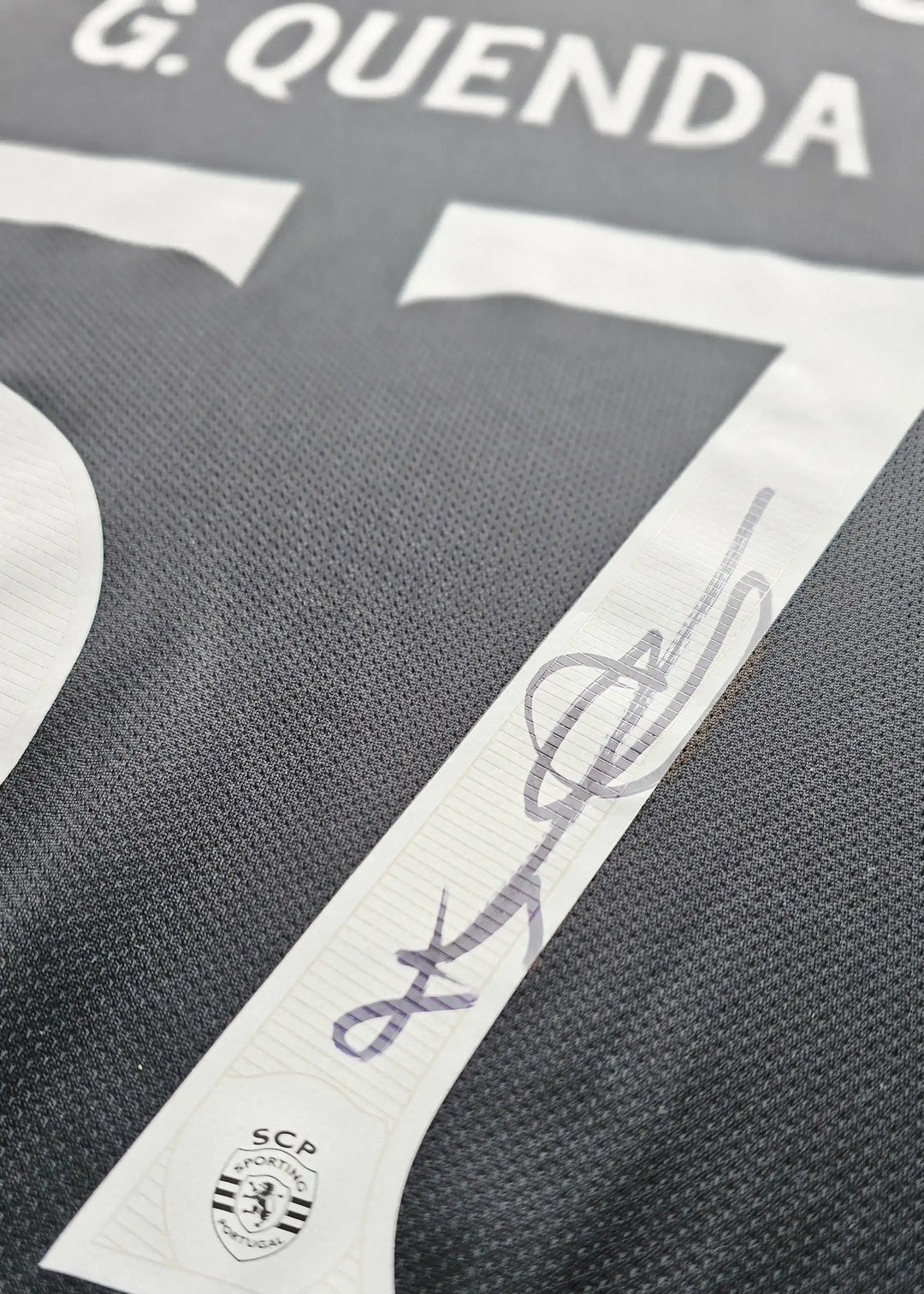 Signature of G. Quenda on the number 57 with Sporting CP crest detail.