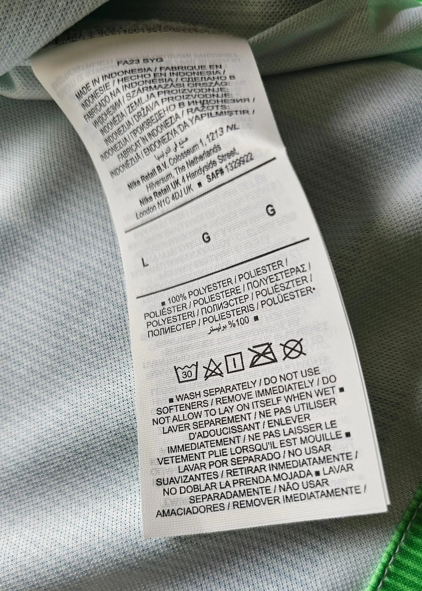 Care label showing fabric details, washing instructions, and size L with symbols.