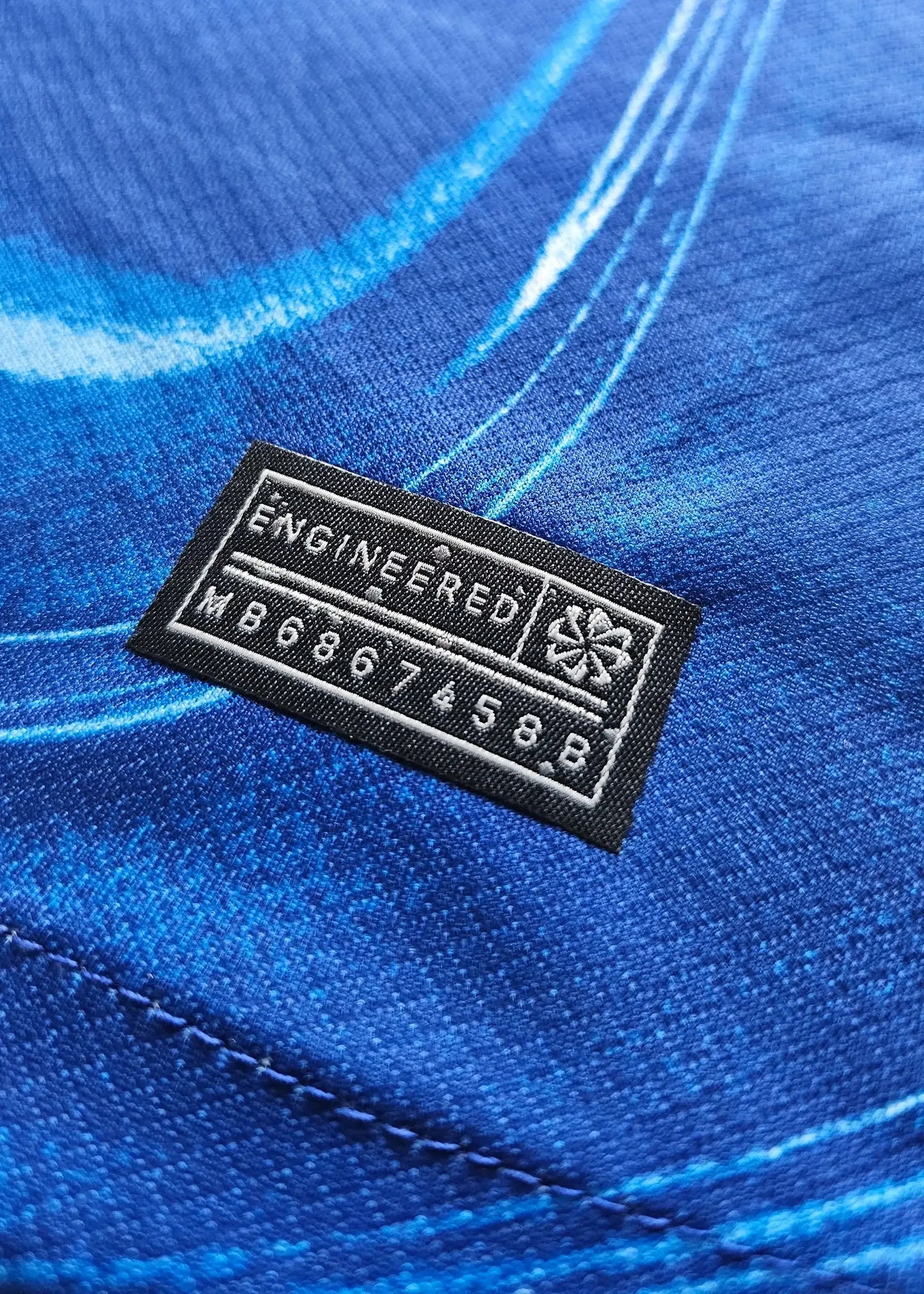 Detail view of the engineered label showing code MB6867458B on a blue background.