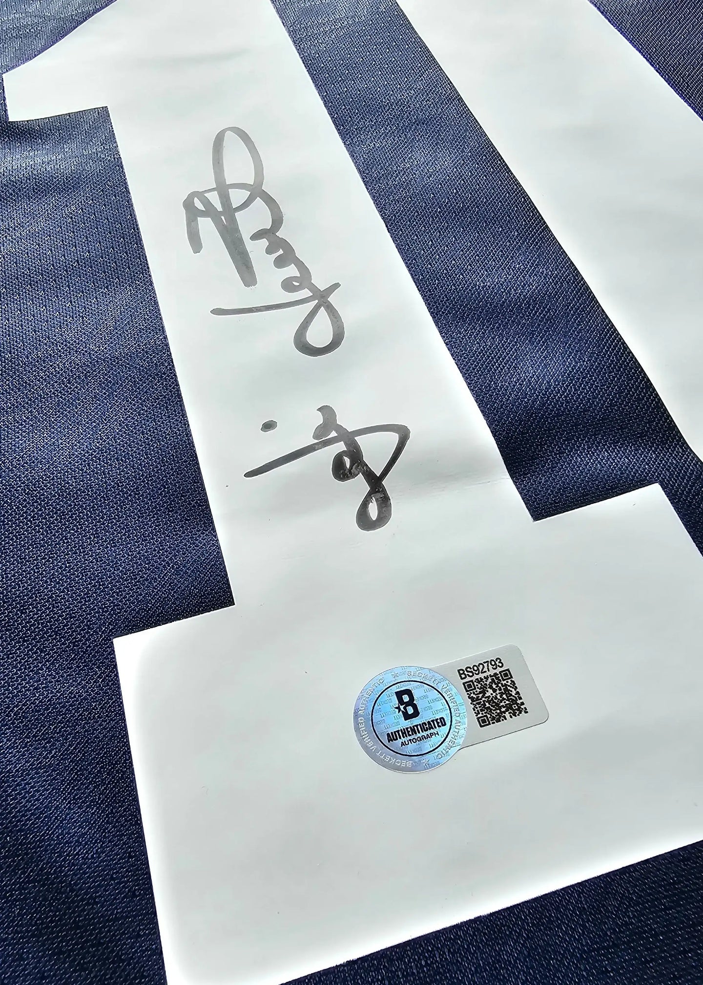 Signature detail with player number 10 and authentication sticker visible.
