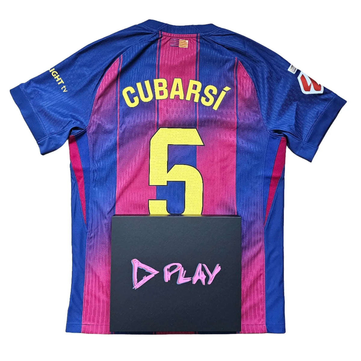 Back view showcasing name Cubarsí and squad number No. 5 in bright yellow on blue and red stripes.