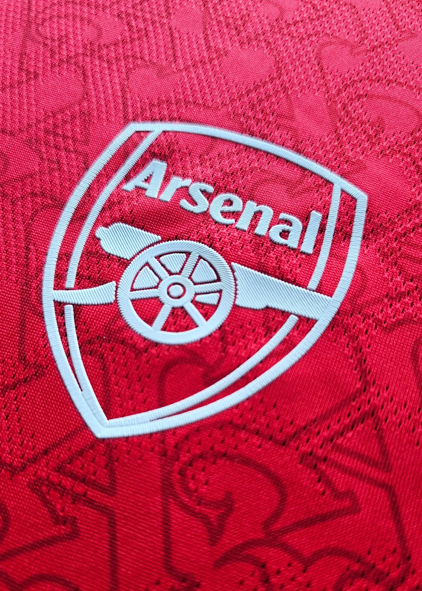 Back view showing the Arsenal crest in white with a red background pattern.