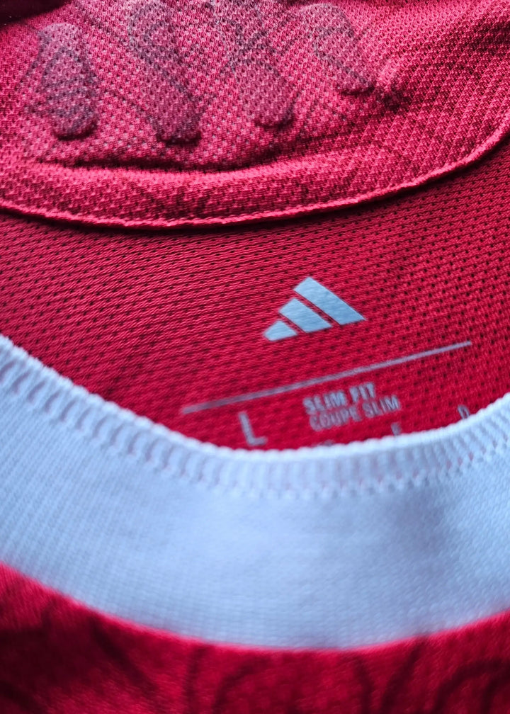 Close-up of collar detailing showing size label &
