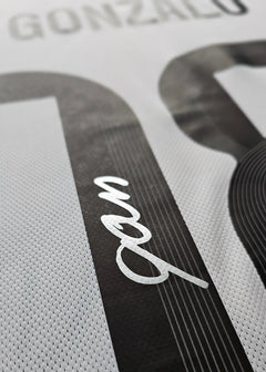 Detail view showing the name 'Gonzalo' and the No. 30 with a signature underneath.