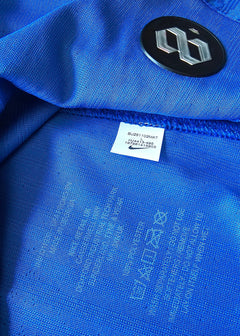 Label detail showing size L and Nike logo in blue fabric.