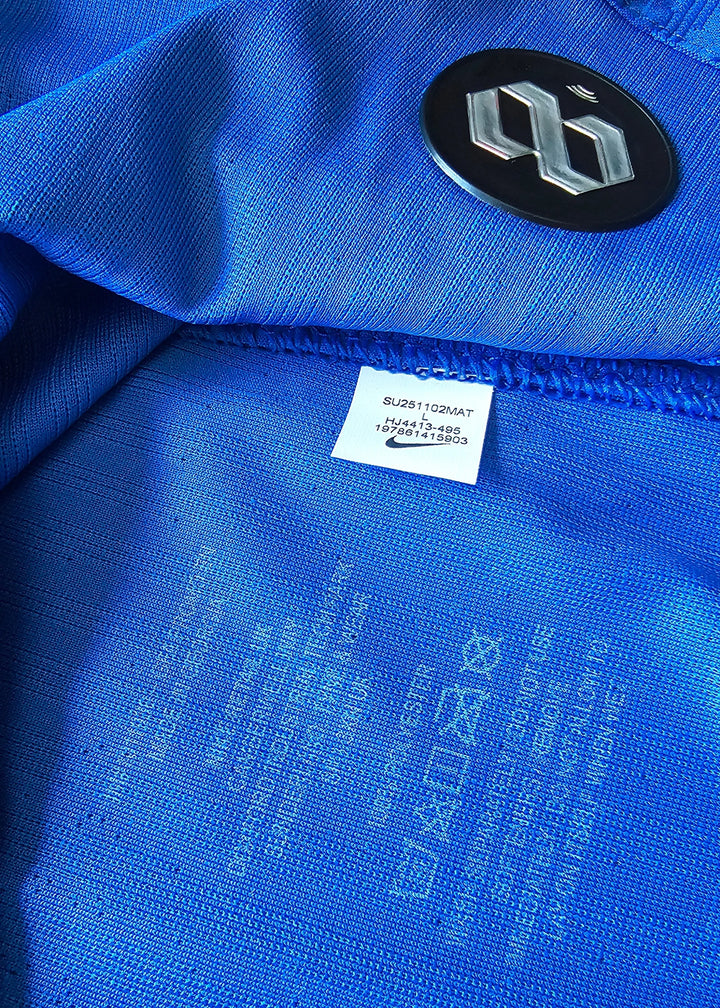 Label detail showing size L and Nike logo in blue fabric.