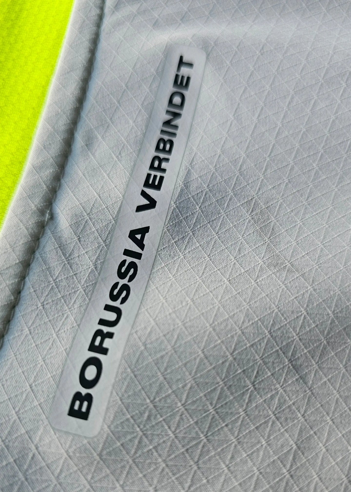 Crest detail showing 'BORUSSIA VERBINDET' on a light gray background.