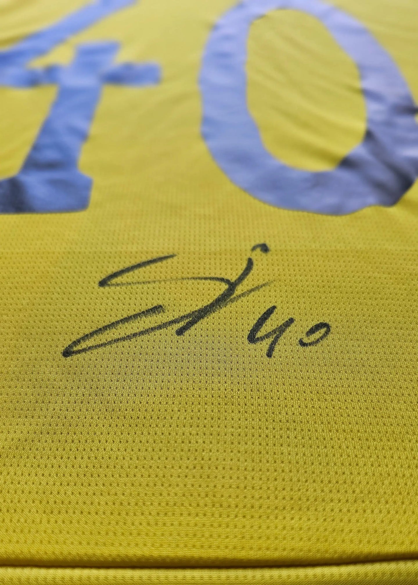 Yellow fabric with No. 40 and signature of Samuele Inácio clearly visible.