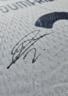 Close-up of signature on Signed Denzel Dumfries Inter Milan 2024-25 Away football shirt.
