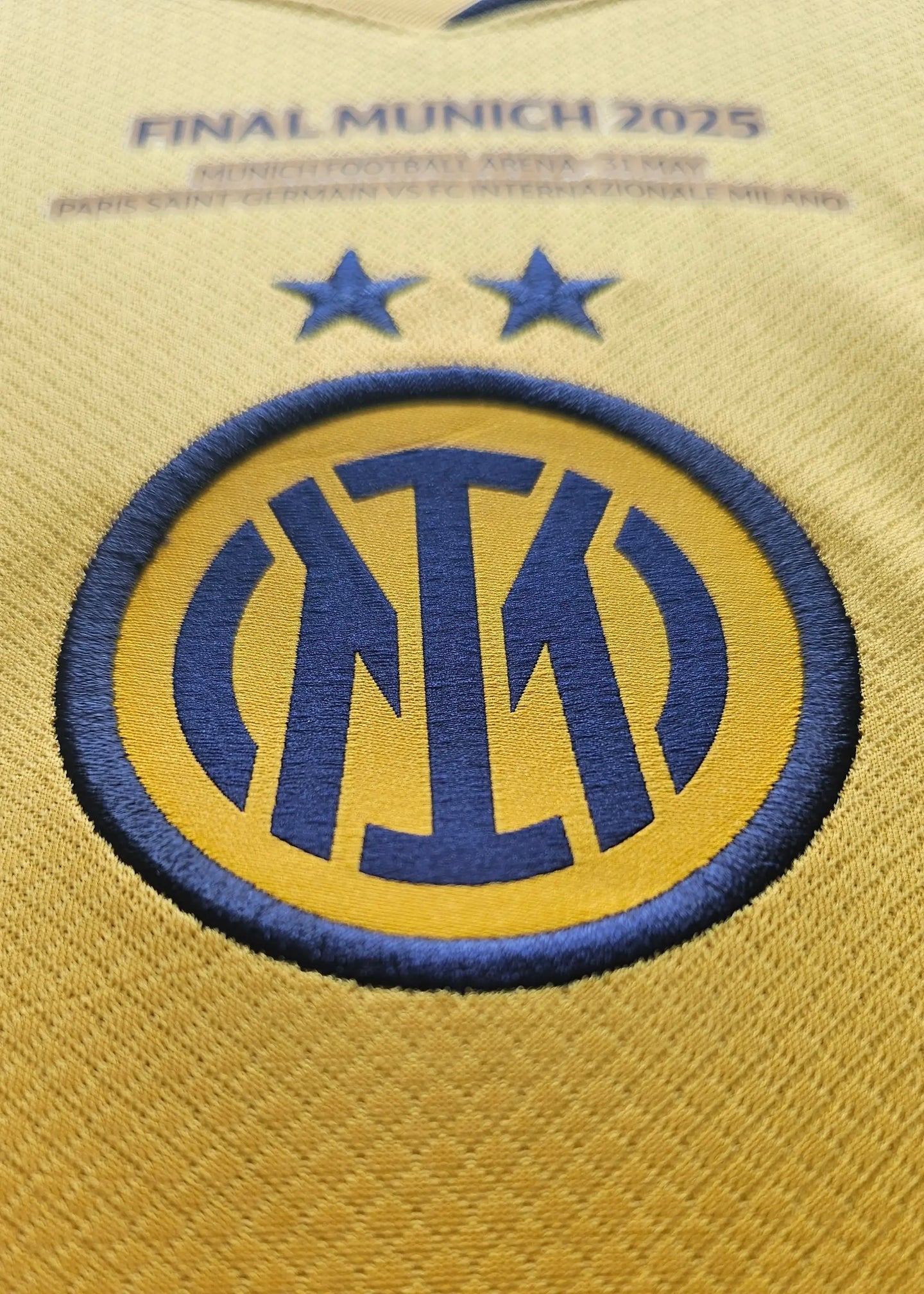 Close-up of Inter Milan crest with two stars and "FINAL MÜNCH 2025" text above.
